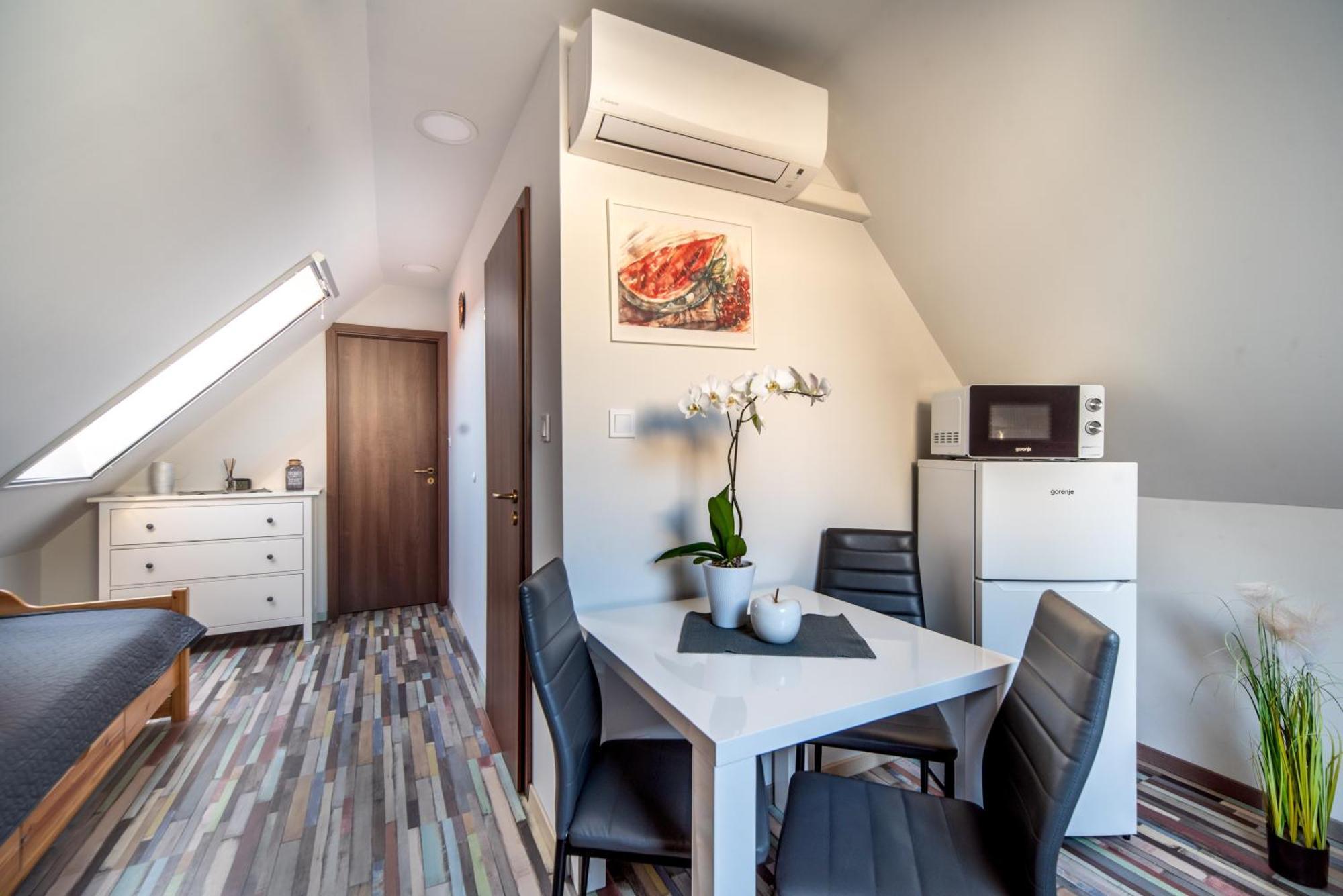 Buzavirag Apartman เคสเท ภายนอก รูปภาพ